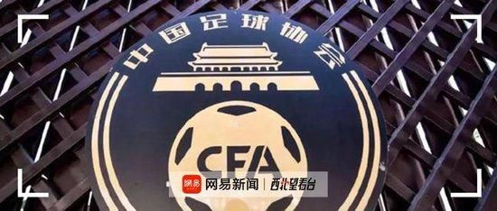 图片中陈坤的手贴满胶布